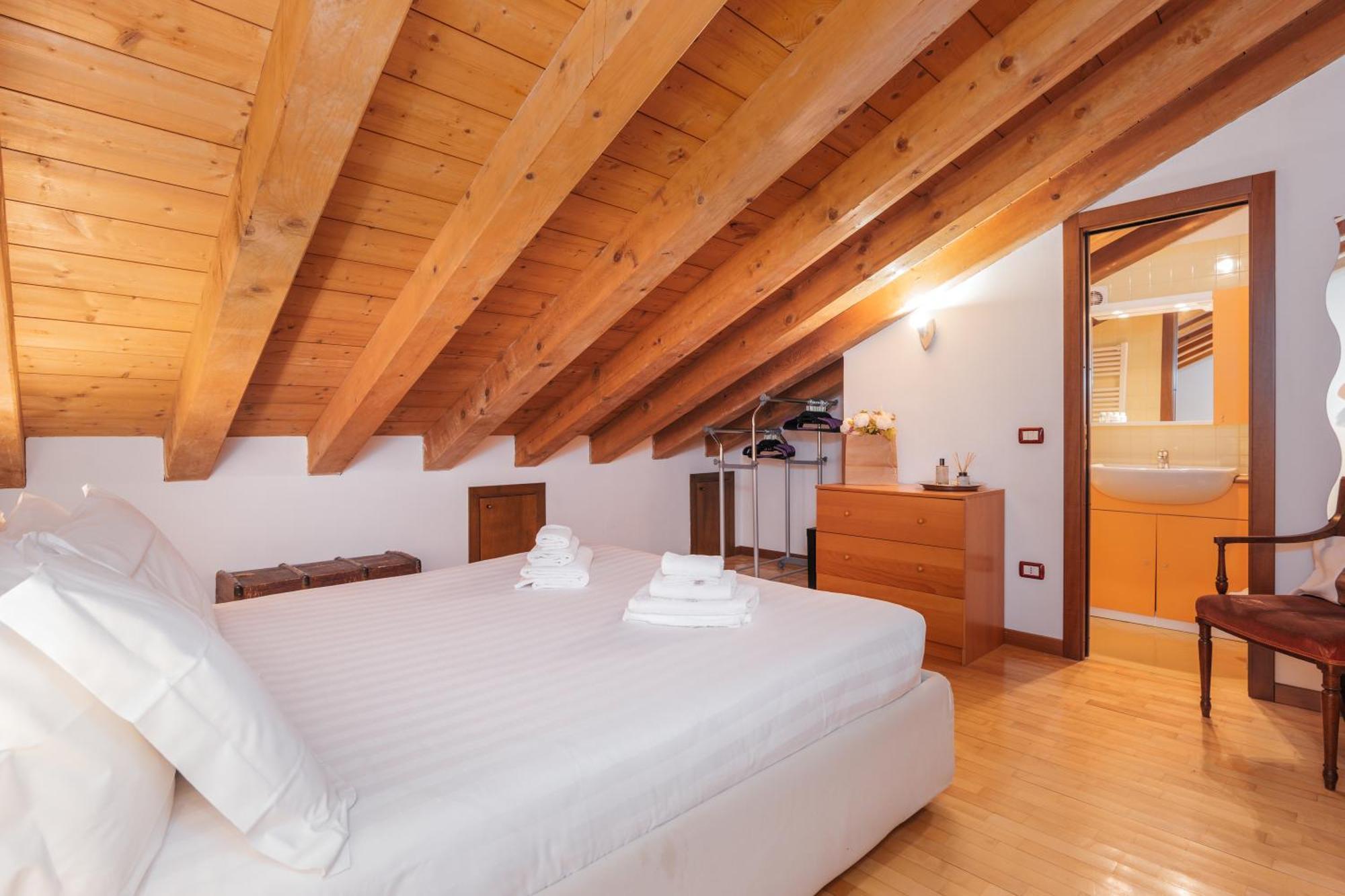 Keys Of Italy - Salutati Stylish Bedroom * Milan